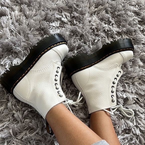 BNWB White Dr. Martens Sinclair Boots - Picture 8 of 14